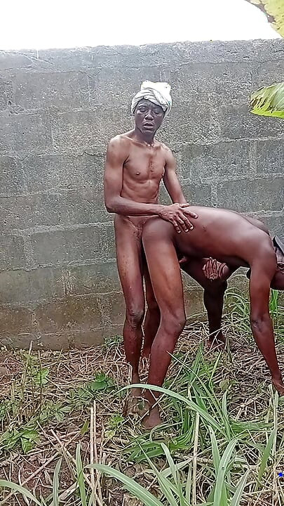 Iza ograđenog zida vidio sam dva homoseksualca kako se na ne