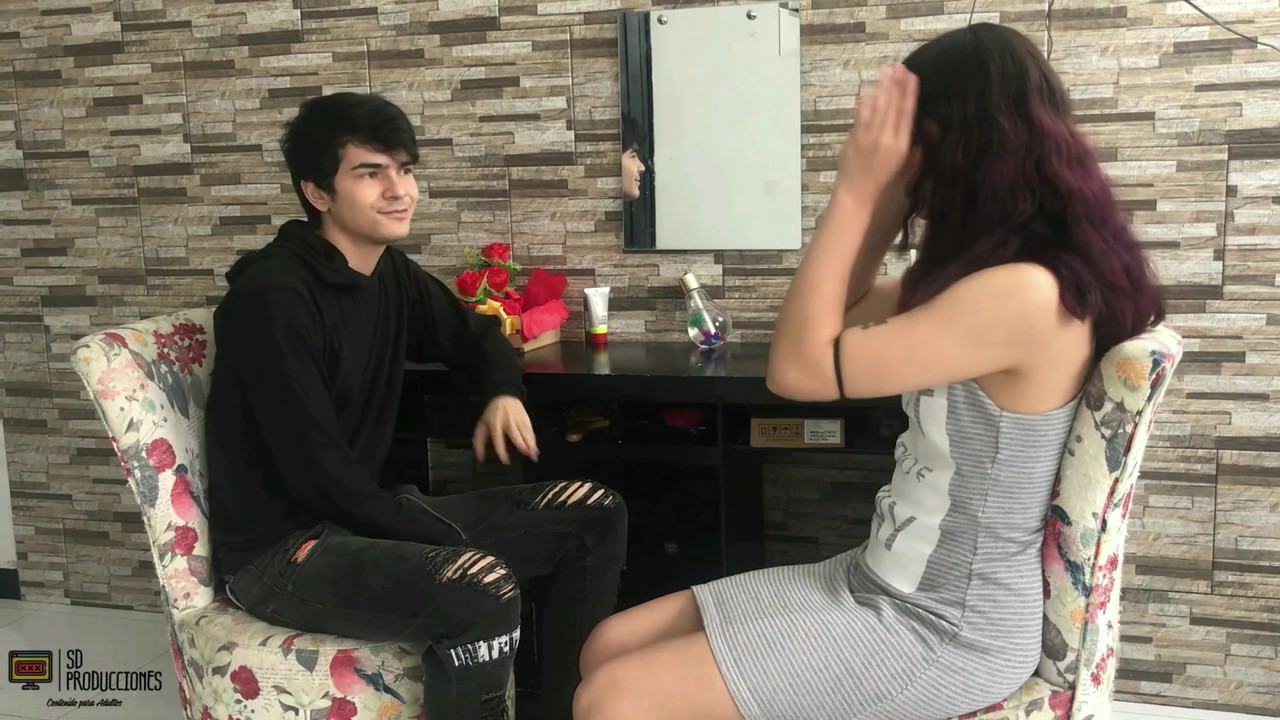 送货员非常需要，他没有拒绝我的提议，支付披萨的口交 - 西班牙语色情