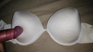 Klaarkomen op een witte strapless beha 8d