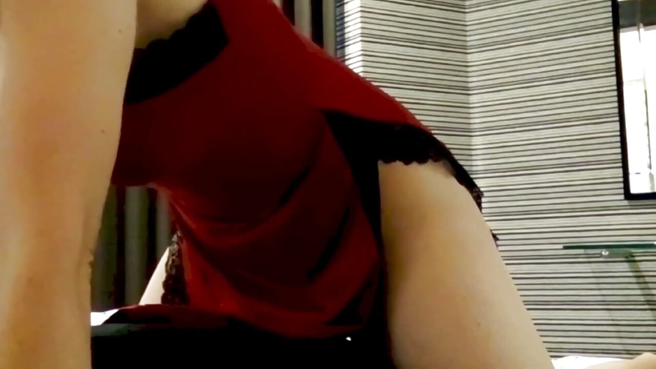 Horny Mature Woman Who Loves Intense Blowjobs in a Karaoke Box