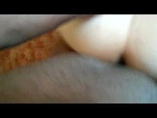 Cette salope coquine éjacule sur ma bite