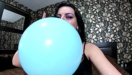 Saten pijama balonu fetişi azdırma, tırnak oyunu ve yalınayak balon patlatma