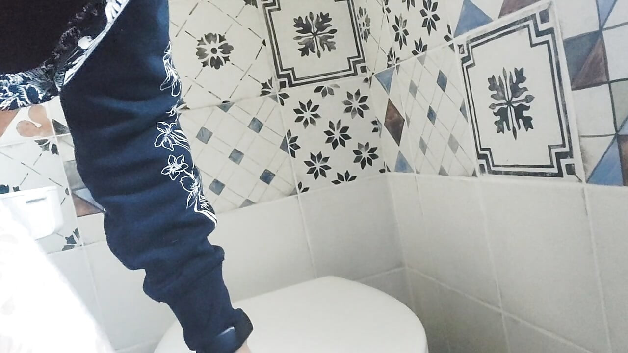 Pissaa sukkiini töissä ja isoja pieruja, mikä huono tilanne!