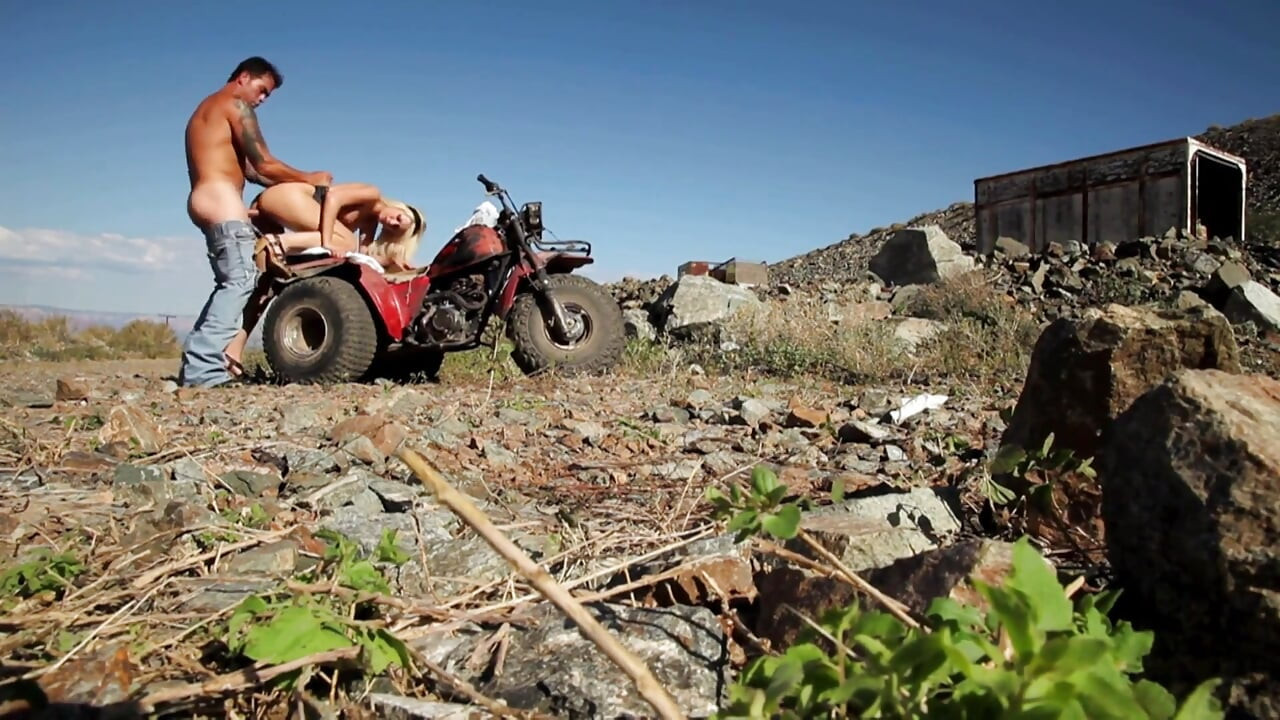 Thiên thần tóc vàng bị xe hơi đụ