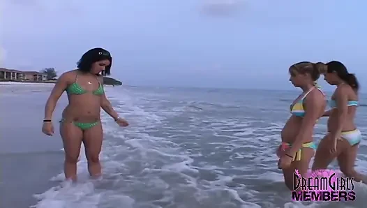 Tiga cewek seksi bermesraan dan topless di pantai umum