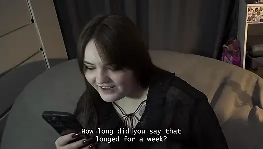 Porno hikayesi - Stella erkek arkadaşını takma yarakla sikerken yaramazlık ile sırıtıyor