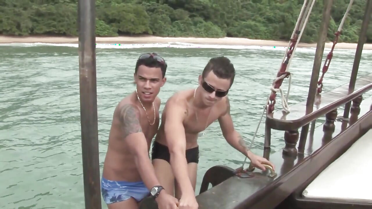 Exclusive video Bareback: Guys with hard cocks love anal fucking on the beach