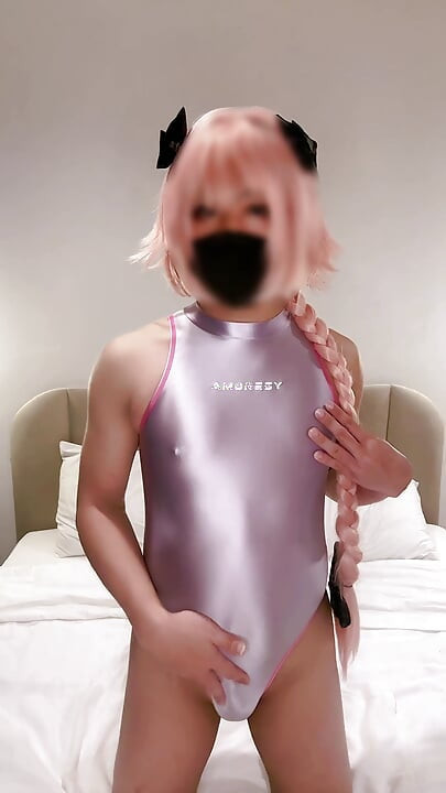 Astolfo Femboy în costum de baie strâmt ejaculează și ejaculează