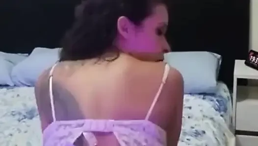 Ateşli latin ıslanıyor ve arkadaşının yatağında mastürbasyon yapıyor