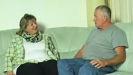 Memek be basah nenek ina yang lagi sange berat ini diolesi minyak dan siap dientot habis-habisan