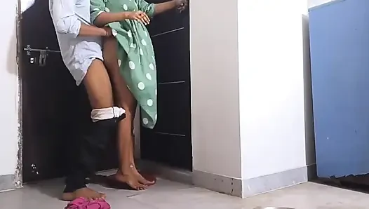 Office Me Ayi Hui Ladki Ne Apni Boss Ke Sath Chut Share Ki