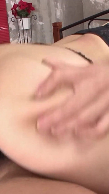 她正在做她的头发和化妆来得到许多幸运的家伙
