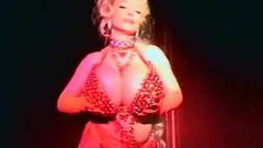 Große Brüste und Burlesque-Tanz (80er Jahre Retro)