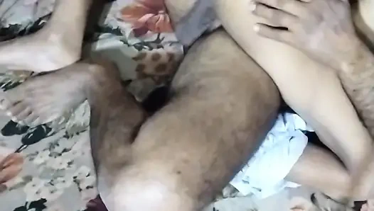 Güzel liseli kız güzel erkek arkadaşıyla ilk kez seks yapıyor