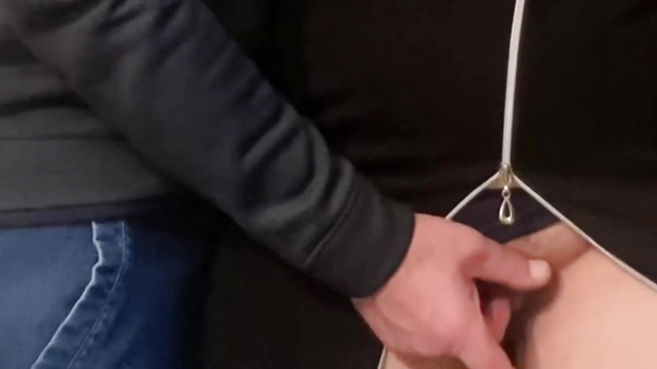 ¡Guauu! Dedos de extraño sucio frotando mi coño en el metro