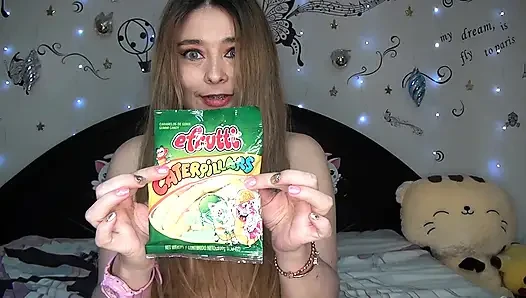 Ich Habe Einige Sehr Lange Gummiwürmer Geschluckt!!