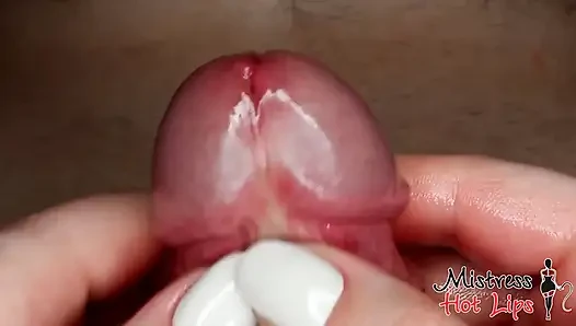 Sie streichelt seinen Frenulum und er kommt schnell