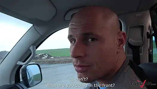 Kızıl saçlı fahişe sikicinin göğüslerine boşalmasını seviyor