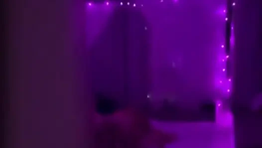 Cuckold memata-matai istrinya