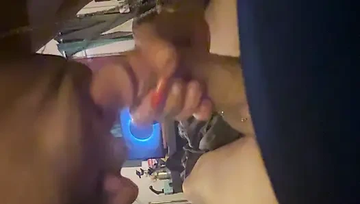 Сосет, лижет попсу