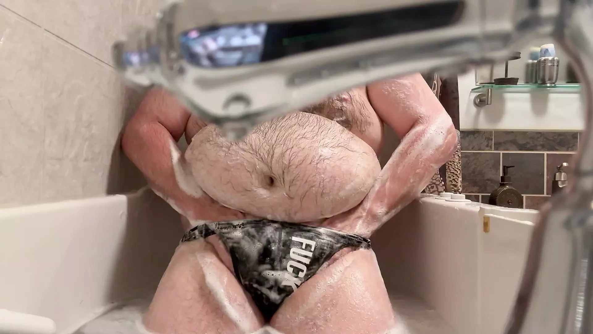 Gordita gorda peluda juega en la bañera con Jockstrap