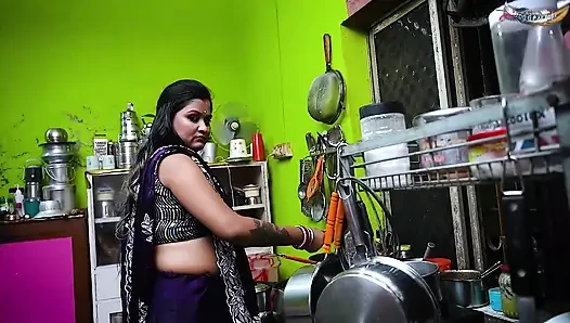 Hintli mallu yenge hoime'de yalnızken mutfakta yerel debarla sert sikişiyor tam film (Hintçe ses)