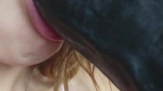 Mooi Argentijns meisje zuigt aan een dildo -pijpbeurt