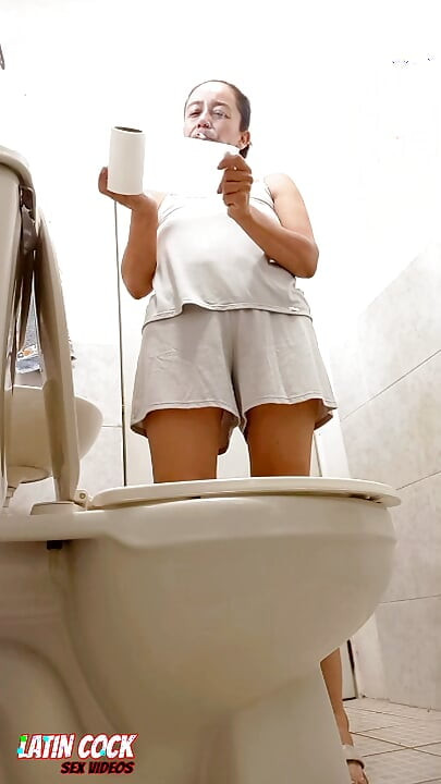 SEXY MATURE WOMAN SHOWS OFF HER HAIRY PUSSY INSIDE THE BATHROOM