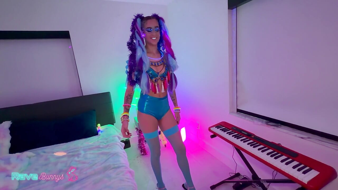 Madison osvetli privatnu rejv scenu u noći neon iskušenja