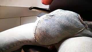 Abultamiento obsceno en jeans hechos a mano