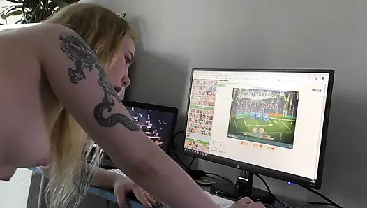 Meine Nackte Nachbarin Spielt Zu Hause Fußball Auf Meinem Computer