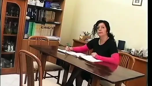 Doğal memeli ve siyah çoraplı olgun sürtük derinden sikişiyor