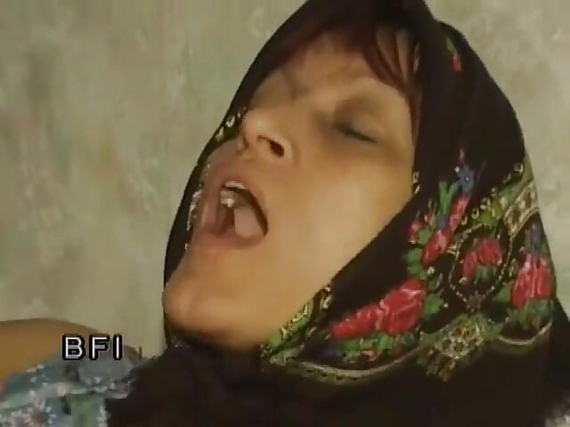 فتاة موشومة مشعرة تهيمن عليها من نياكها