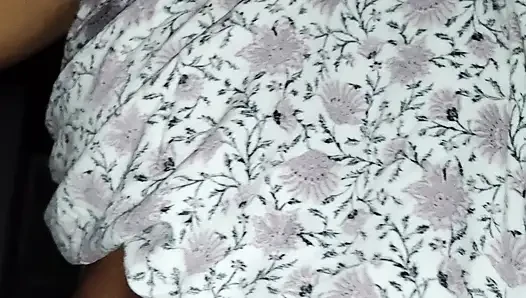 Nenek menjadi panas saat melakukan binatu