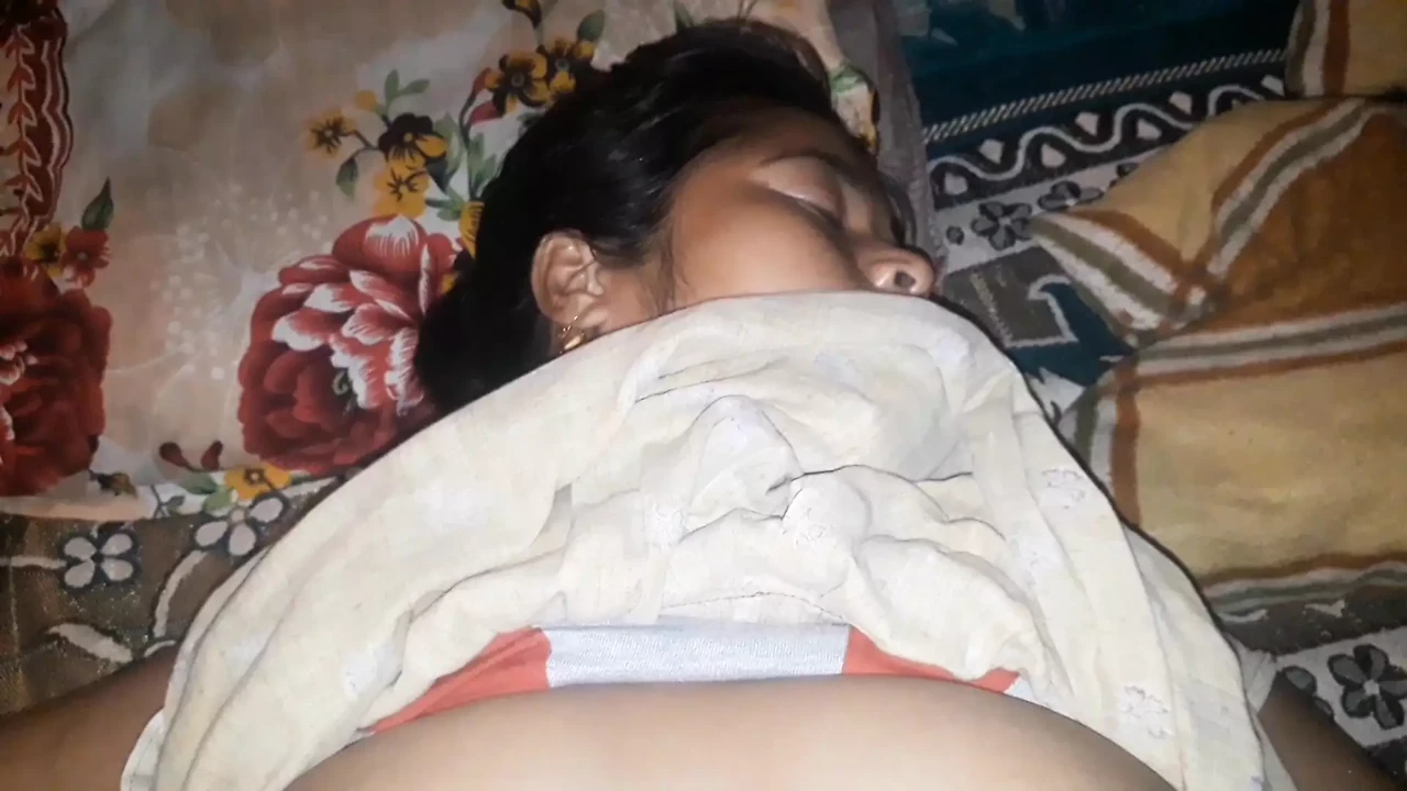 Hot Desi Village Bhabhi Ko Ratme Chupke Se Choda