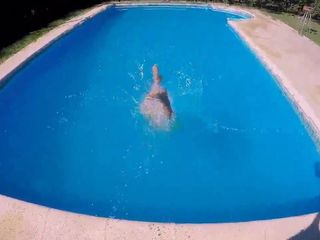 Rondborstige tiener grote cameltoe in natte strakke legging in het zwembad!