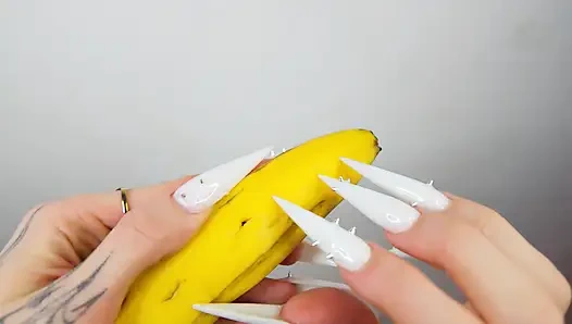 Uzun beyaz tırnaklar yarak gibi muzu tırmalıyor ve parçalıyor