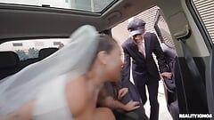 Un chauffeur baise la mariée - Reality Kings
