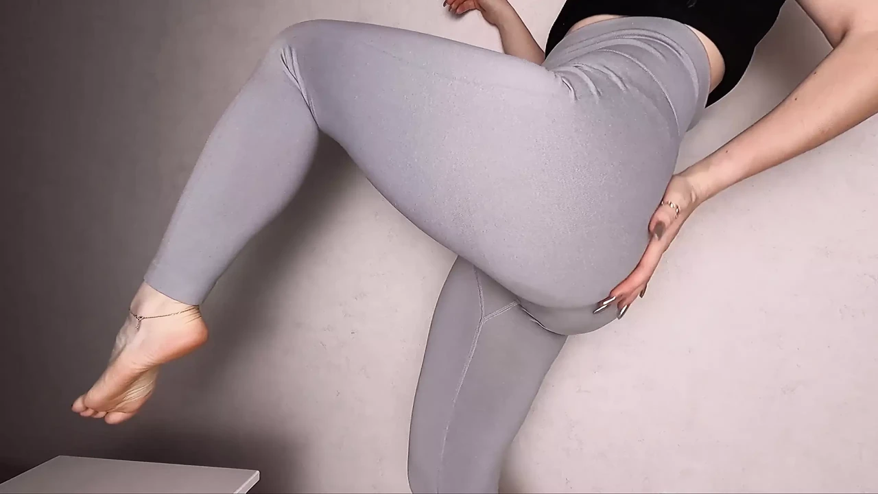 PAWG in Shorts and Leggings for Yoga Twirls Her Big Elastic Ass Right in Front of Your Nose Video Selection
