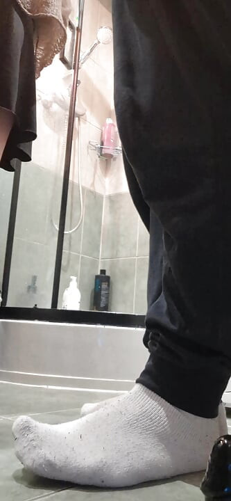 Sıkı poposu ve büyük penisi olan koca, sıkı bakire anal deliğini itiyor