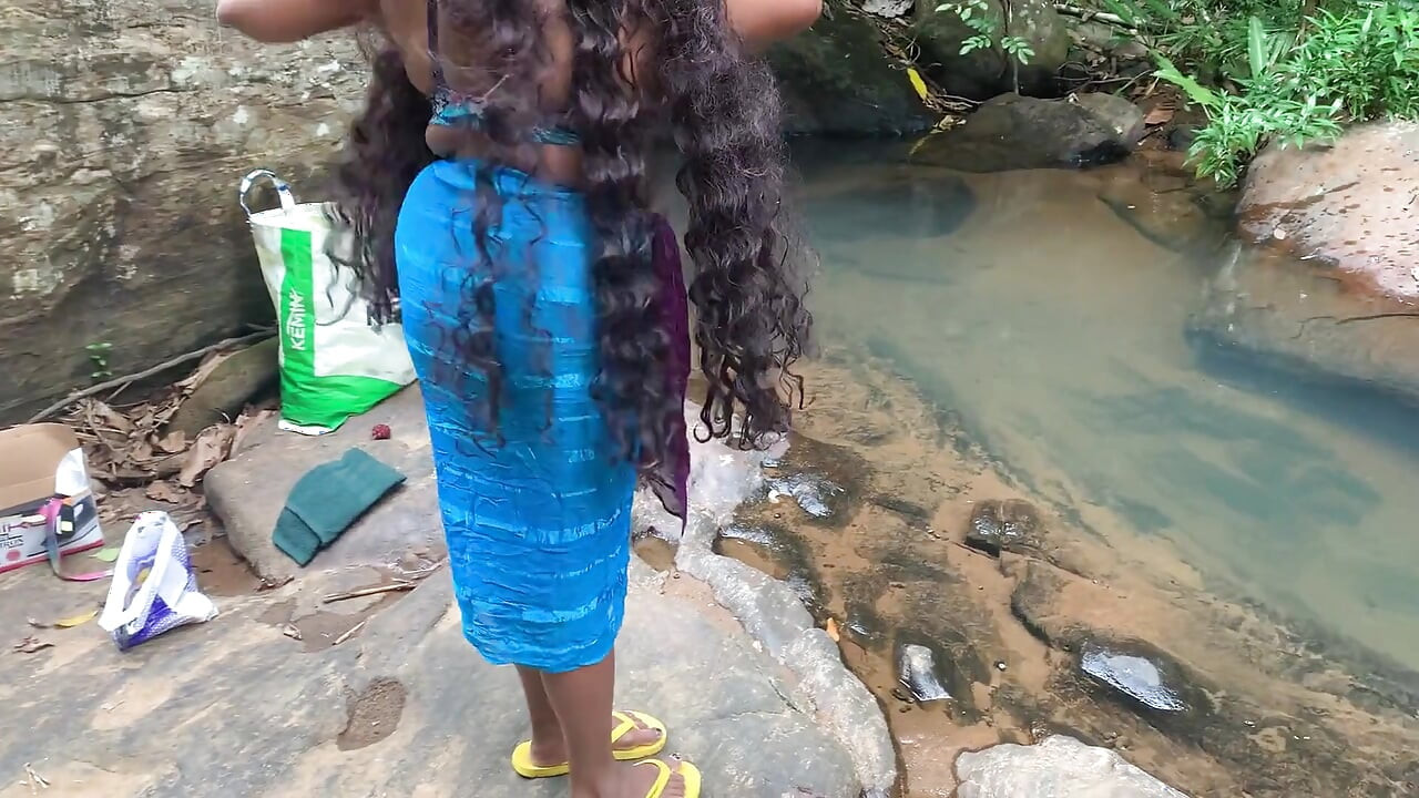 國王的沐浴和森林裡有水住在她和她身上