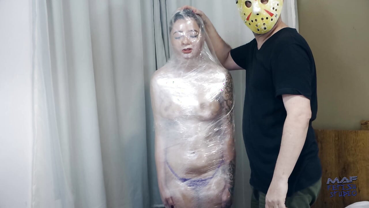 Gabriela in mummificatie met plastic wrap, zweepslagen, bastinado en kietelen