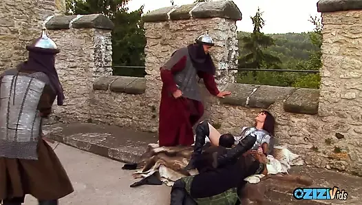 Princesa guerreira recebe gangbang depois de uma luta de espadas nas paredes