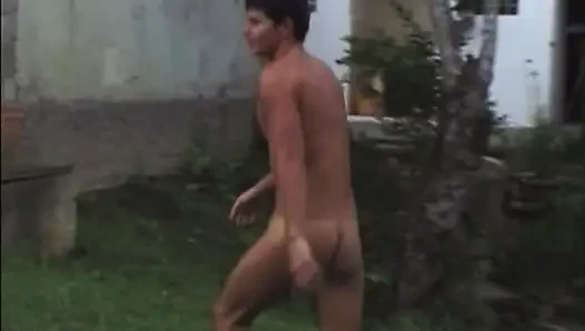 Zonklayan yarak olgun götünü açık havada genişletiyor