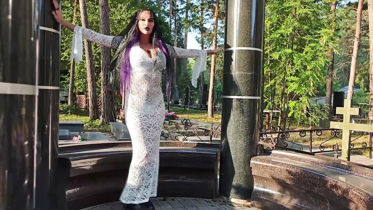 Gothic-hexe Wandert Auf Dem Friedhof, Führt Schwarze Magische Rituale Durch Und Lässt Dich Sie Und Satan Verehren.
