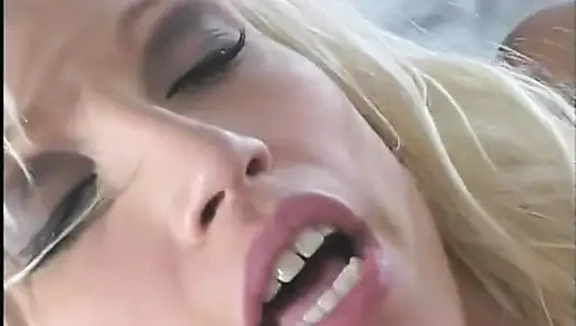 Cewek hot rambut pirang ini lagi asik muasin memeknya di depan cermin sambil dientot habis-habisan di ranjang