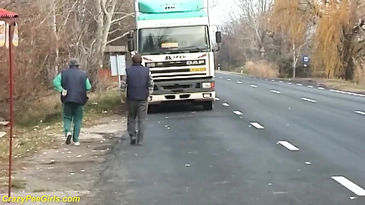 尼龙女人在街上撒尿