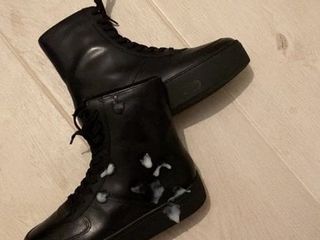 Éjaculation sur des chaussures de vagabond en cuir