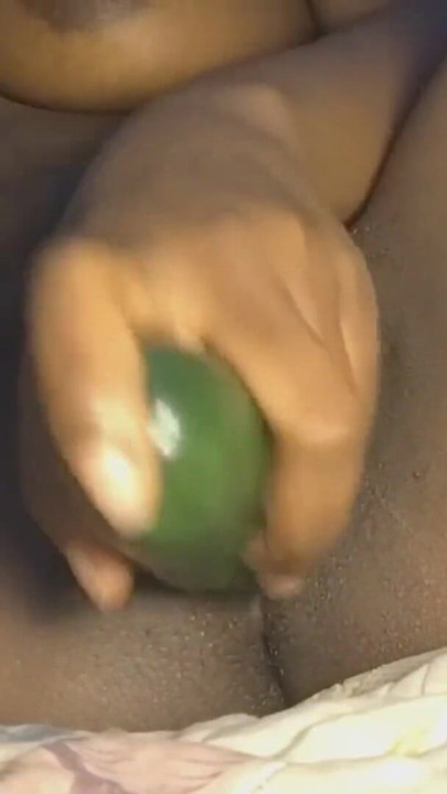 Jutarnja masturbacija završila je glasnim orgazmom. Milujem svoju usku pičku | Isječak 1