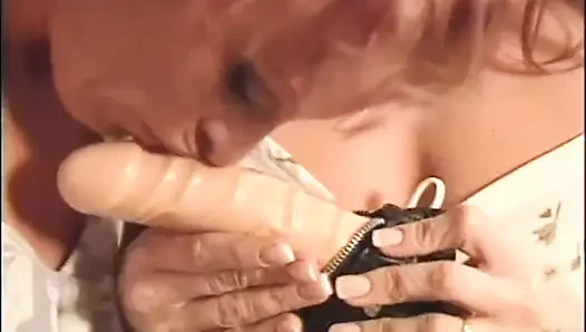 Dövmeli lezbiyen dildo amına giriyor